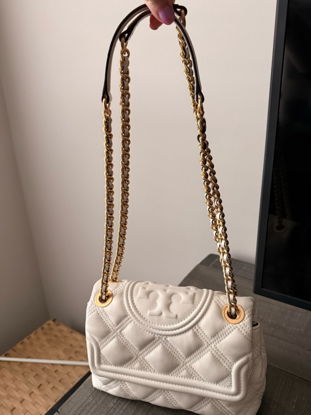 Tory Burch Quilted White Leather Shoulder Bag with Gold Chain - Picture 2 of 13